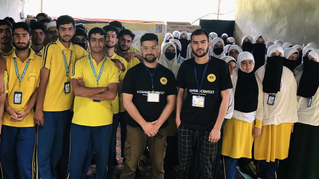 Koshur Scientist mentors with school students Koshur Scientist mentors with school students
